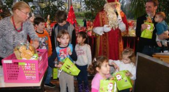 Der Nikolaus beschenkt die Kinder